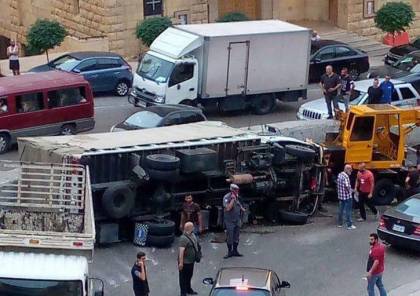 لبنان: انقلاب شاحنة لـ"حزب الله"وظهور مسلحين يطلقون الرصاص بالمنطقة