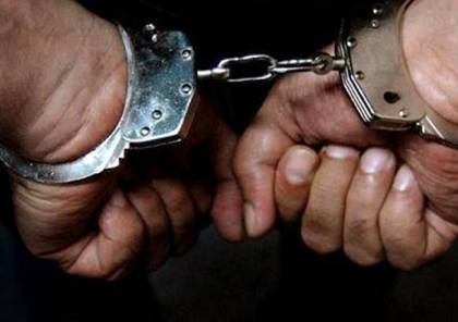 الشرطة تقبض على شخص وبحوزته عملة مزيفة و مواد مخدرة في قلقيلية