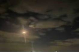 شاهد: لحظة اعتراض الدفاعات الجوية الإماراتية لصواريخ أطلقها الحوثيون باتجاه أبوظبي 
