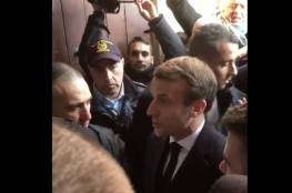شاهد.. الرئيس الفرنسي يوبخ ضباط الاحتلال ويطردهم من أمام كنيسة في القدس
