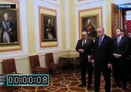 فيديو محرج.. بوتين يجبر أردوغان على الانتظار دقيقتين قبل الدخول