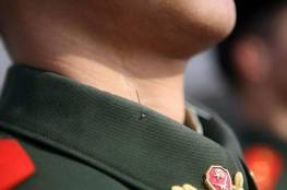 لماذا توضع إبرة في ياقة البدلة العسكرية للجنود الصينيين؟