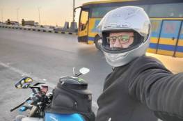 بدراجة كهربائية.. الرحالة المصري علي عبده يبدأ مشوار لقطع 1000 كم خلال يوم واحد