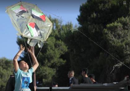 أطفال مخيم عايدة يطلقون طائرات ورقية تحمل آمالهم بالتحرير والوحدة
