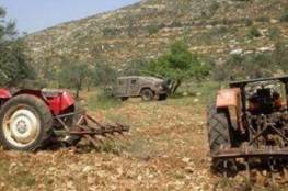 الاحتلال يعتقل 3 مواطنين ويستولي على جرار زراعي في مسافر يطا