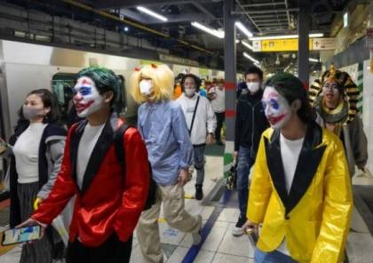 مقنع يثير الذعر في طوكيو: طعن 17 شخصا وأضرم النيران بعربة قطار
