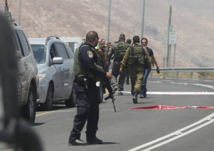 إعلام إسرائيلي: اعتقال شاب على حاجز قلنديا بزعم محاولته تنفيذ عملية طعن 