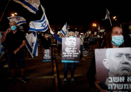 "الرايات السوداء" تحتشد ضد نتنياهو وسط تل أبيب رغم القيود