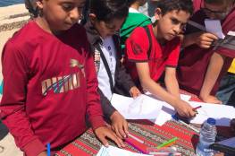 أطفال الأسرى بغزة يوجهون رسائلهم عبر البحر للمطالبة بزيارة آبائهم