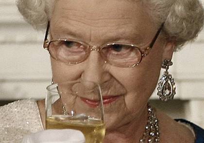 الملكة اليزابيث تتخلى عن تعاطي الكحول بالكامل