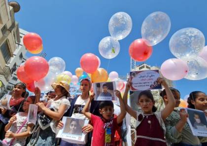 أطفال غزة يطلقون بالونات تحمل صور الشهداء ويدعون لحمايتهم