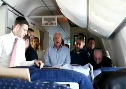 سفير أمريكا يؤدي صلوات تلمودية خلال رحلة مع نتنياهو لأمريكا (شاهد)