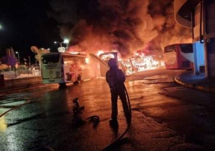 صور: اندلاع حريق في 18 حافلة بالمحطة المركزية في صفد