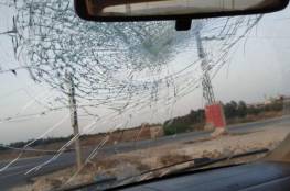 مستوطنون يرشقون مركبات المواطنين بالحجارة شمال شرق رام الله