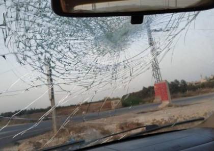 مستوطنون يرشقون مركبات المواطنين بالحجارة شمال شرق رام الله