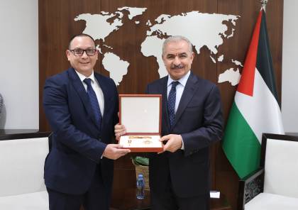 رئيس الوزراء يُقلِّد سفير نيكاراغوا لدى فلسطين "نجمة الصداقة"