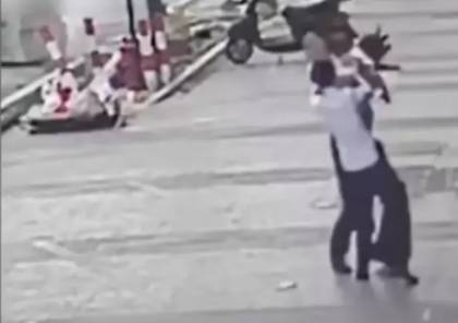 فيديو.. صيني ينقذ طفلة سقطت من الطابق الخامس