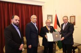 الرئيس يمنح أمين عام الصليب الأحمر اللبناني وسام بيت لحم