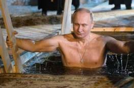 فيديو: بوتين يغطس "عاريا" في بحيرة متجمدة