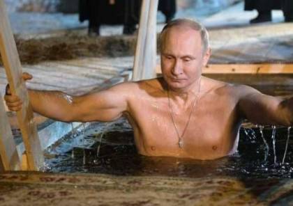 فيديو: بوتين يغطس "عاريا" في بحيرة متجمدة