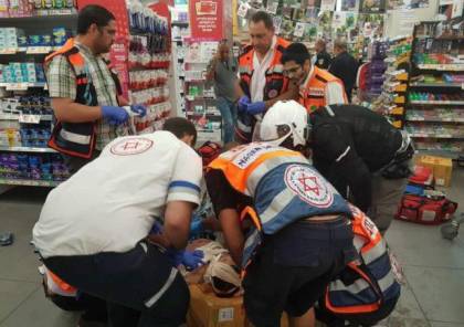 صور: اعتقال فلسطيني طعن اسرائيليا داخل "سوبر ماركت" في مدينة يبنى 