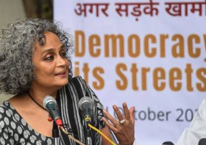  كاتبة هندية مشهورة عالميا تدين في بيان قوي إسرائيل ونفاق الغرب في الإبادة الجماعية في غزة