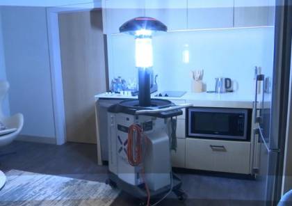 روبوت لتعقيم الغرف باستخدام الأشعة فوق البنفسجية