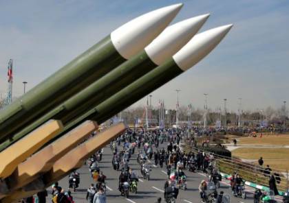 “400 ثانية إلى تل أبيب” .. لافتات تعريفية بصاروخ إيران الجديد
