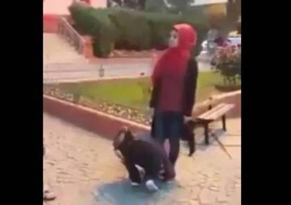 فيديو: شابة سورية تجبر شابين على تقبيل قدميها والسبب!