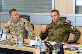 قائد القيادة المركزية في الجيش الأمريكي يصل تل أبيب 