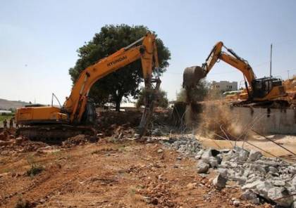 الاحتلال يهدم أساسات مسجد وبئر مياه جنوب الخليل