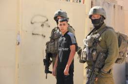 الاحتلال يعتقل طفلا وسط مدينة الخليل