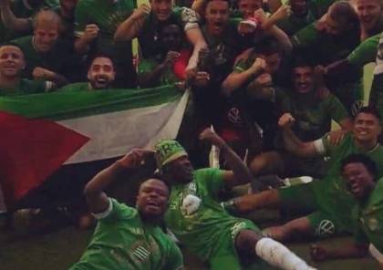 فريق كرة قدم سويدي يرفع العلم الفلسطيني خلال تتويجه بكأس الدوري (صور)