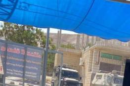 الاحتلال يعتقل 3 شبان من مخيم عقبة جبر