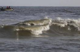 أمواج بحر غزة تقذف جثة متحللة للشاطئ