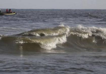 أمواج بحر غزة تقذف جثة متحللة للشاطئ