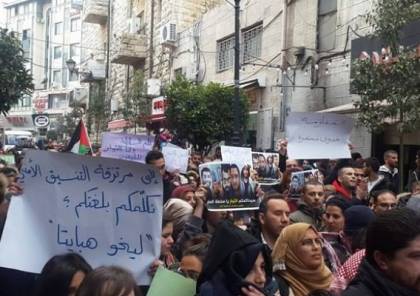 الاف الفلسطينيين في رام الله يتظاهرون ضد التنسيق الامني ويطالبون باسقاط الحكومة 