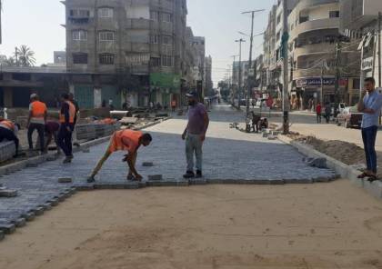 بلدية غزة تشرع بإجراء صيانة مؤقتة للشوارع المتضررة من العدوان (صور)
