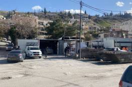 الاحتلال يُخْلي 5 محال تجارية في بلدة جبل المكبر تمهيدًا لهدمها