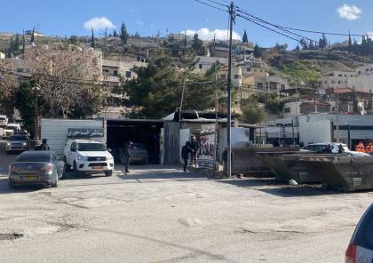 الاحتلال يُخْلي 5 محال تجارية في بلدة جبل المكبر تمهيدًا لهدمها