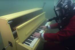 بالفيديو.. مدون شهير يفاجئ جمهوره بالعزف على البيانو تحت الماء!
