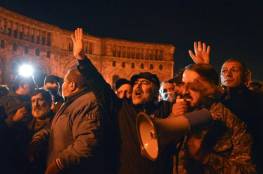 احتجاجات على اتفاق كاراباخ.. اقتحام مقر حكومة أرمينيا (فيديو)