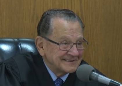 فيديو: جلسة محاكمة بين قاضي أمريكي وعجوز سوري تتحول إلى درس في الإنسانية
