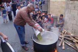 غزة: مواطن يطهو الطعام لتقديمه للمحتاجين مع التزامه بإجراءات الوقاية