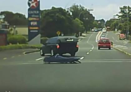 فيديو.. جثة تسقط من سيارة في مفترق طرق !
