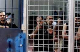 3 أسرى يعلقون إضرابهم المفتوح عن الطعام في سجن النقب