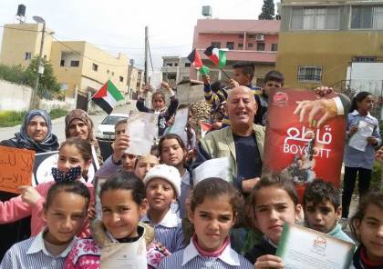 أطفال المدارس في عورتا يخرجون لشوارع بلدتهم لدعوة آباءهم لمقاطعة بضائع الاحتلال