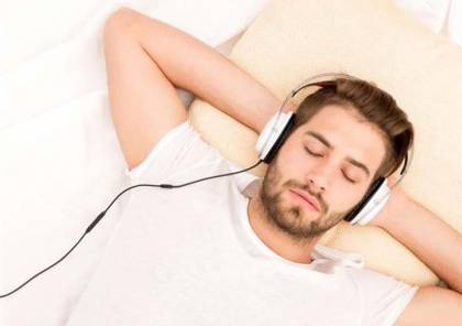"ممنوع" سماع الموسيقى قبل النوم.. صحتك في خطر
