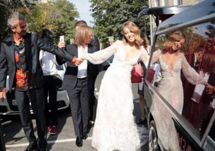 مسؤولة روسية تحتفل بزفافها في سيارة دفن الموتى!