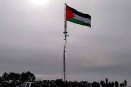 صور.. رفع علم فلسطين فوق منطقة مهددة جنوب نابلس